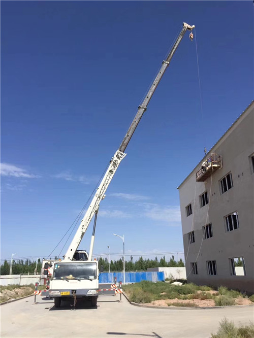 咸宁市“轻装强干”—— 吊车的 “轻量化臂架” 技术